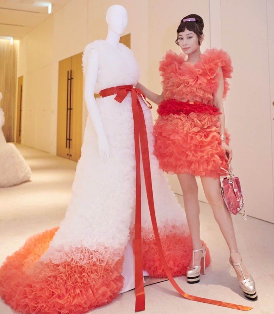 マドモアゼル・ユリアのインスタグラム：「TOMO KOIZUMIのコレクションの展示が新しく出来るホテル、東京エディション虎ノ門で1日限定開催されました！🌹 実はその昔、トモ君の学生時代の卒業コレクションのお洋服を買わせていただいたご縁でお友達になりました！🥰 懐かしいなぁー☺️ トモ君の益々のご活躍を応援してます！✨ @tomo_koizumi @toranomonedition  #tomokoizumi #toranomonedition #東京エディション虎ノ門」