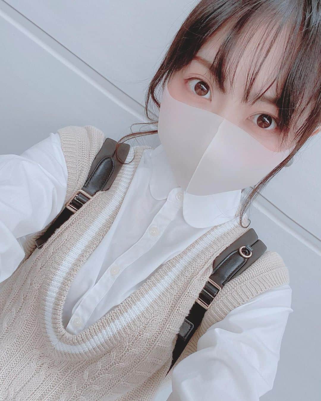 月野もあのインスタグラム：「秋ですね🧸🕯 #秋服 #秋 #マスク」