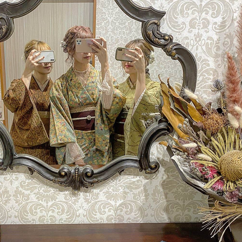 たんりいのインスタグラム：「. . @village_tokyo 〜 🍂♡ . さきちゃんとのんちゃんと着物👘 秋カラーで統一めちゃかわいいぃ〜🍁 . ショートだけどアップスタイル にしてくれる @village_tokyo スタッフ 最強です、、、😌👍💞  この日ほんとにのんびりした時間を 過ごせて幸せだった🥺 大好きすぎる。ありがと💭💞 . #village #village_kimono #着物レンタル #浅草着物レンタル #着物レンタル浅草 #着物 #レトロコーデ #シンプル着物 #着物女子 #浅草 #浅草散策 #レトロ着物 #レトロ #浅草 #アンティーク着物 #着物コーディネート #着物コーデ #ヴィンテージ」