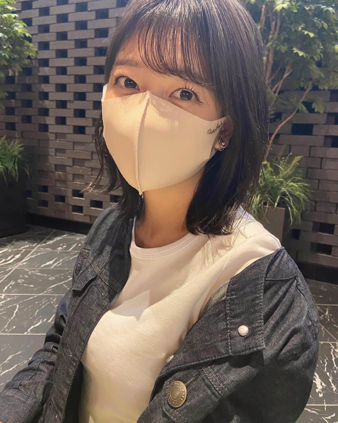 樋口花果のインスタグラム：「皆さんこんばんは😽☔️  今日はマスク投稿です🥰  先日NICE CLAUPで 購入した#血色マスク を紹介します🌷  色違いも買ったんですが、 フィットするのに息もしやすくて 可愛くてお気に入り🤓💓  いまはマスク必須ですよね 繰り返し使えるので重宝したいと思っています😽   #マスク  #マスクメイク  #おでかけ #マスク販売  #マスク女子 #秋服コーデ  #アパレル #niceclaup  #秋コーデ #黒髪   #ミスコン　#ミス立教」