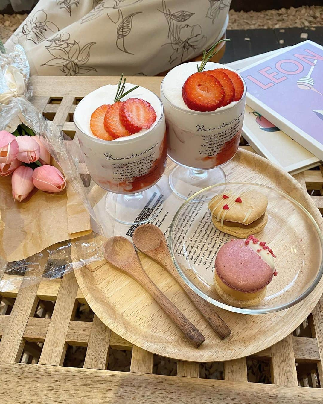 米徳京花のインスタグラム：「🍓🥛 @muun_seoul 　 　 #muun_seoul #cafe #ムーンソウル #マカロン #トゥンカロン #カフェ巡り」