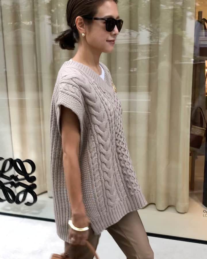 のインスタグラム：「2020.9.23 ・ 販売後、即完売したニットベスト✨リクエストも多数頂きありがとうございました💓 ベージュとチャコールグレーのみ在庫確保する事が出来ましたので、急ではありますが再販スタートしました！ 数に達し次第販売終了となりますので、お早めのご検討をお願い致します🙇‍♀️ ・ もう少し涼しくなったらシャツやブラウスで合わせたいという妄想が膨らみます🤤❤️笑 ・  ・ @damefrank_official  knit vest  7300yen＋tax beige / charcoal gray」