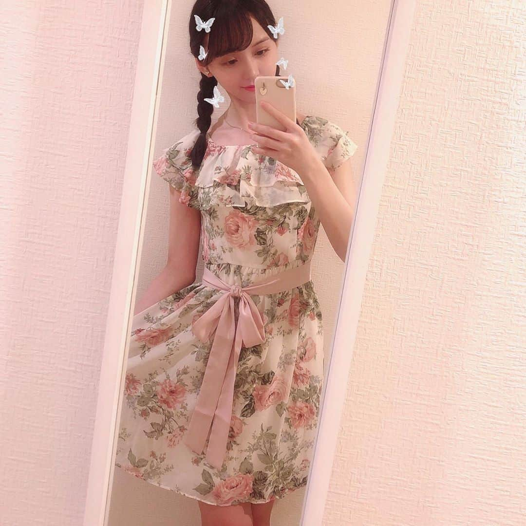 村西里世さんのインスタグラム写真 - (村西里世Instagram)「最近お気に入りの薔薇柄ワンピース🌹 韓国のファッションブランド『SOMEDAYS』のお洋服です👗🎀 たくさん可愛いお洋服があるから気に入ってます🥺 #全身鏡 #全身コーデ #薔薇柄 #花柄ワンピース #ワンピースコーデ #ガーリーコーデ #韓国ファッション #韓国ファッション通販 #韓国通販 #韓国ブランド #somedays #썸데이즈 #お洒落さんと繋がりたい #おしゃれさんと繋がりたい #韓国好きな人と繋がりたい #옷스타그램  #패피 #패션스타그램 #코디스타그램 #멋스타그램 #오오티디 #데일리룩 #데일리코디 #데일리패션 #전신샷 #japanesegirl #floraldress #girlyfashion #fashiongram #instafashion」9月23日 20時26分 - riserise_0707