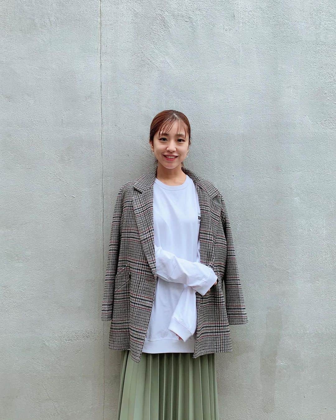 本橋優華のインスタグラム：「台風来るのかな？ ロンTが着れる季節☺︎ ハワイ生まれのロンT。  #tshirt#sustainable#razor#mint#jacket#check#hawaii#sponsored#follop#check#ootd#realbvoice#リアルビーボイス#today#tokyo#Tシャツ#ロンT#チェックジャケット#サステナブル#サステナビリティレザー」