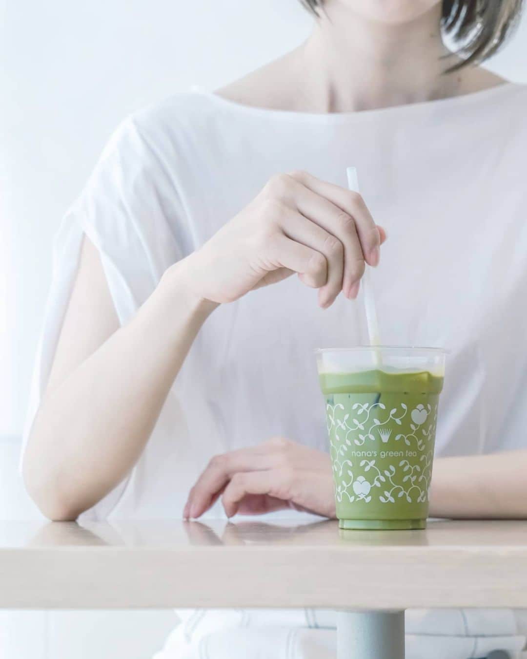 6151のインスタグラム：「美しさを味わう。｜nana's green tea  ナナズグリーンティー 公式サイトのイメージ撮影を担当しました。  暑い暑い真夏日の撮影、青空が覗く空。 ほんのり甘くて楽しい一日。 抹茶もほうじ茶も大好きなので度々お邪魔してます。どんぶりもおいしくてお気に入り☺️  @nanasgreentea_official http://www.nanasgreentea.com/」