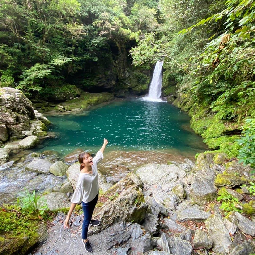 清水麻椰さんのインスタグラム写真 - (清水麻椰Instagram)「今日の #しみのじ新発見　ありがとうございました！  今回は高知県にお邪魔して、 #仁淀ブルー #にこ淵 #名越屋沈下橋 #生姜焼き街道 #ヴィラサントリーニ などなど 様々な魅力を新発見してきました🔎❣️  取材した日はあいにくの雨でしたが… それでもとっても綺麗な景色が楽しめました✨  今回のものを含むしみのじ旅シリーズは ちちんぷいぷいHP 『ぷいぷい紀行〜このたびの旅〜』から見られます😊🚃 ストーリーをご参照ください🌸  高知県の皆さん、ありがとうございました！  ------------------------------------------------  <取材させていただいた皆さま>  仁淀ブルー観光協議会 @niyodoblue_kanko   土佐和紙工芸村くらうど　リバークルーズ @qraud.kochi   喫茶　GOOD  FIVE @good.five.base   リゾートホテル　ヴィラサントリーニ @villa.santorini  #ちちんぷいぷい　#しみのじ新発見 #MBS #アナウンサー #清水麻椰」9月23日 20時28分 - mayasmz