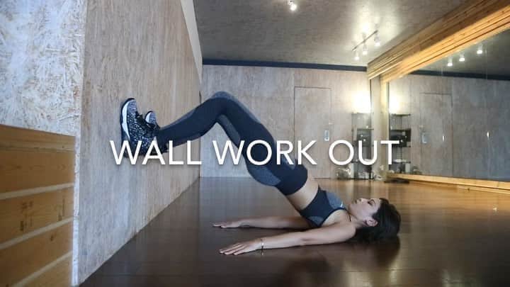 ANNA のインスタグラム：「🔥WALL WORK OUT🔥・ 今日は壁を使ったトレーニング・ ・ 壁を使うとフォームが崩れにくいし、余計な箇所に負担がかかりにくいのでお勧めです🏋️‍♀️・ ・ ・ そして今日のウェアはスウェーデン発のスポーツブランド @mightysolo 🇸🇪・ マイティソロのウェアは着圧感があるので引き締まって見えて嬉しい✨・ デザインが可愛いのはもちろんだけど、生地や縫製もすごくしっかりしていて本当にお勧めっ！！・ ・ 15%offになるディスカウントコード💛・ 是非使ってね🐋・ 【anna_flare15】・ ・ ・ ・  #wallworkout #IAmMightySolo #スウェーデン発 #マイティソロ #pr #サスティナブル #beach #スポーツブラ #レギンス  #yogalife #pilates #relax #脂肪燃焼 #ストレス発散  #bodymake #ヨガウェア #ボディメイク #フィットネス #fitness #体質改善 #ダイエット #アスレジャー #Athleisure #yogawear #ピラティス #ヨガ #健康 #運動 #筋トレ女子 #壁トレ」