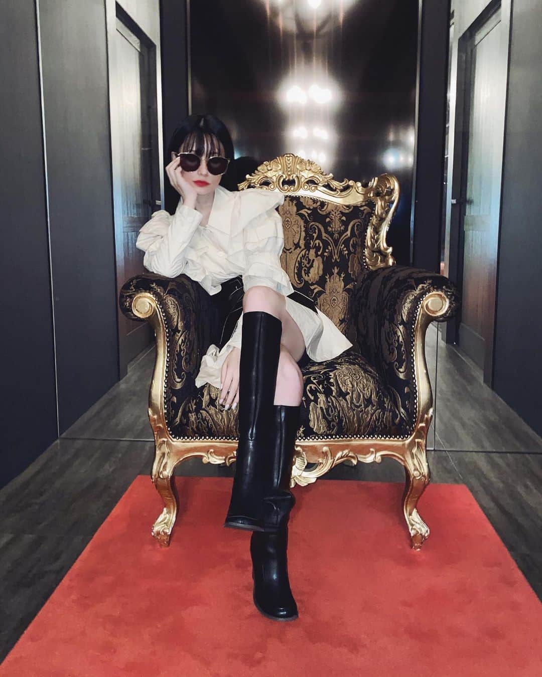 ダレノガレ明美さんのインスタグラム写真 - (ダレノガレ明美Instagram)「かっこいい椅子みつけた🥀」9月23日 20時29分 - darenogare.akemi