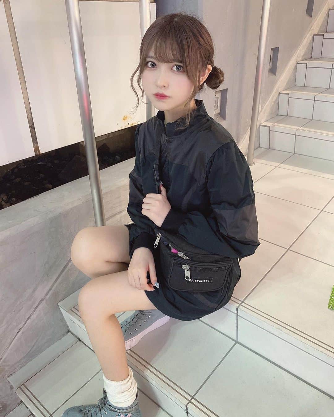 のインスタグラム：「これ去年くらいのkillremoteの展示会でかったやつなんだけど、ずっと着る季節のタイミング逃しててやっとこきれた  かわいくない？๑´•.̫ • `๑꒱  ほんとうはkillremoteのお洋服だけずっと着ていたい‪  てかほんとうは髪の毛かわいい色なのに写真だとただのちゃぱつにみえちゃってかなしい  さいきんほんとうが口癖なのかも  でもそれって うそばっかりていうこと？？  ちがうのに  さいきん手に入れた顔文字これ ₍₍ (̨̡ ‾᷄⌂‾᷅)̧̢ ₎₎  #オールインワン#kilremote #スニーカー#handm #ルーズソックス#bubblestokyo」