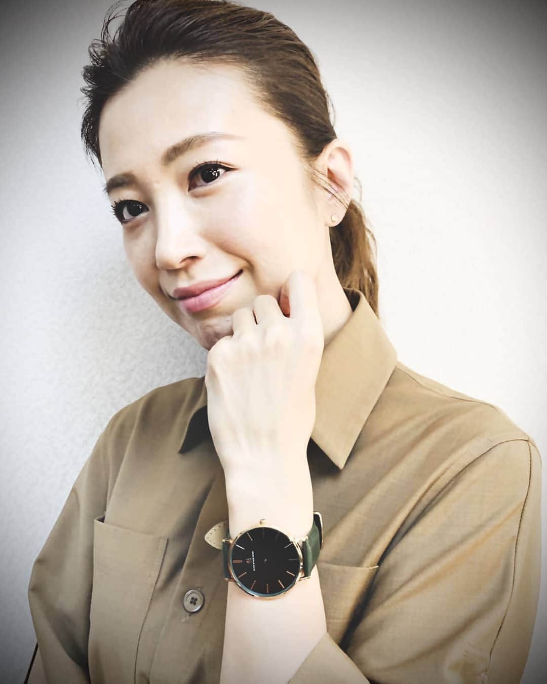 村治佳織さんのインスタグラム写真 - (村治佳織Instagram)「テレビ収録後の楽屋にて。　 この日のヘアメイクは　 松田美穂さん😊　 ・　 "4bwatches"の腕時計を　 身につけて　 ・　 フェイスも大きく、　 何より私の好きな緑、一色💚　 即決しました　 ・　 腕時計にご興味のある方へ、 4bwatchesさんより　 クーポンコードをいただきました。　 お支払いの際のショッピングク一ポン欄に 【offichk】とご入力いただくと、10パーセントオフとなるそうです。 (クーポン使用期限は来年8月まで) @4bwatches_japan #4bwatches #腕時計 #時計 #BLACKBYBLUE BRAVE」9月23日 20時42分 - kaorimurajiofficial