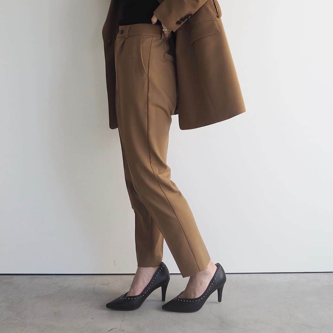 のインスタグラム：「. 『 Urban Retro Woman 』  この秋、新しいスタイリングとしてラブレスが提案するのは『Urban Retro Woman』。 都会的なマニッシュさに、どこかレトロな遊び心を。かっこいいのに気張らない、大人の余裕を感じさせるコレクション。  Jacket / @loveless___official Knit / @loveless___official Pants / @loveless___official Shoes / @loveless___official  画像をタップして頂くと商品をご覧いただけます。  #loveless #20aw  #newseason #newarrival  #ラブレス #ラブレスセレクト #urban #manish  #manishstyle #retrostyle」