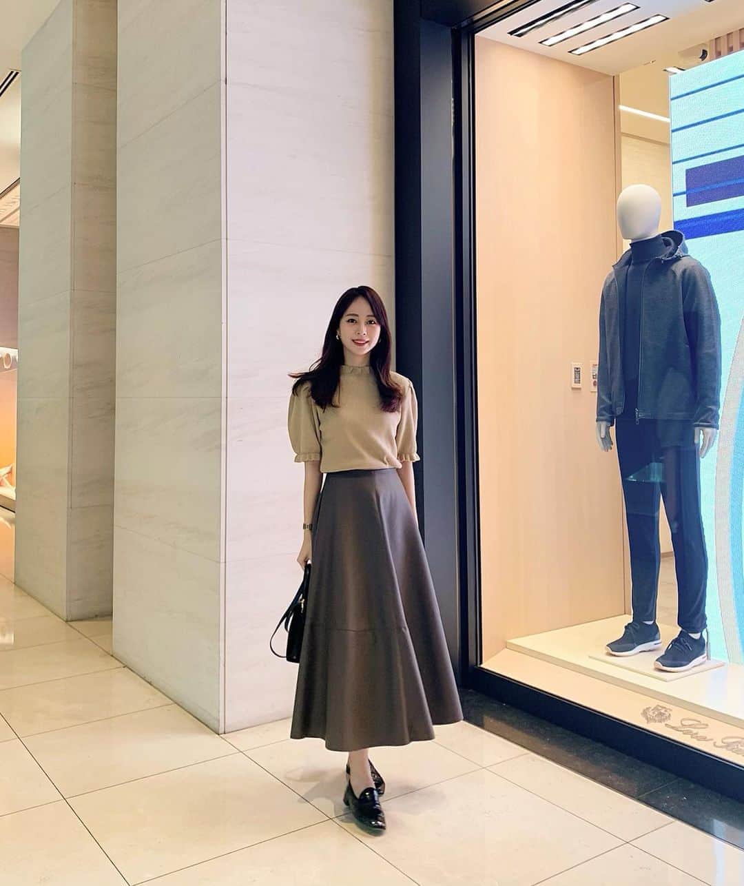 ハンナミのインスタグラム：「🙂🤎  tops, skirt #eneu bag #ferragamo shoes #repetto」