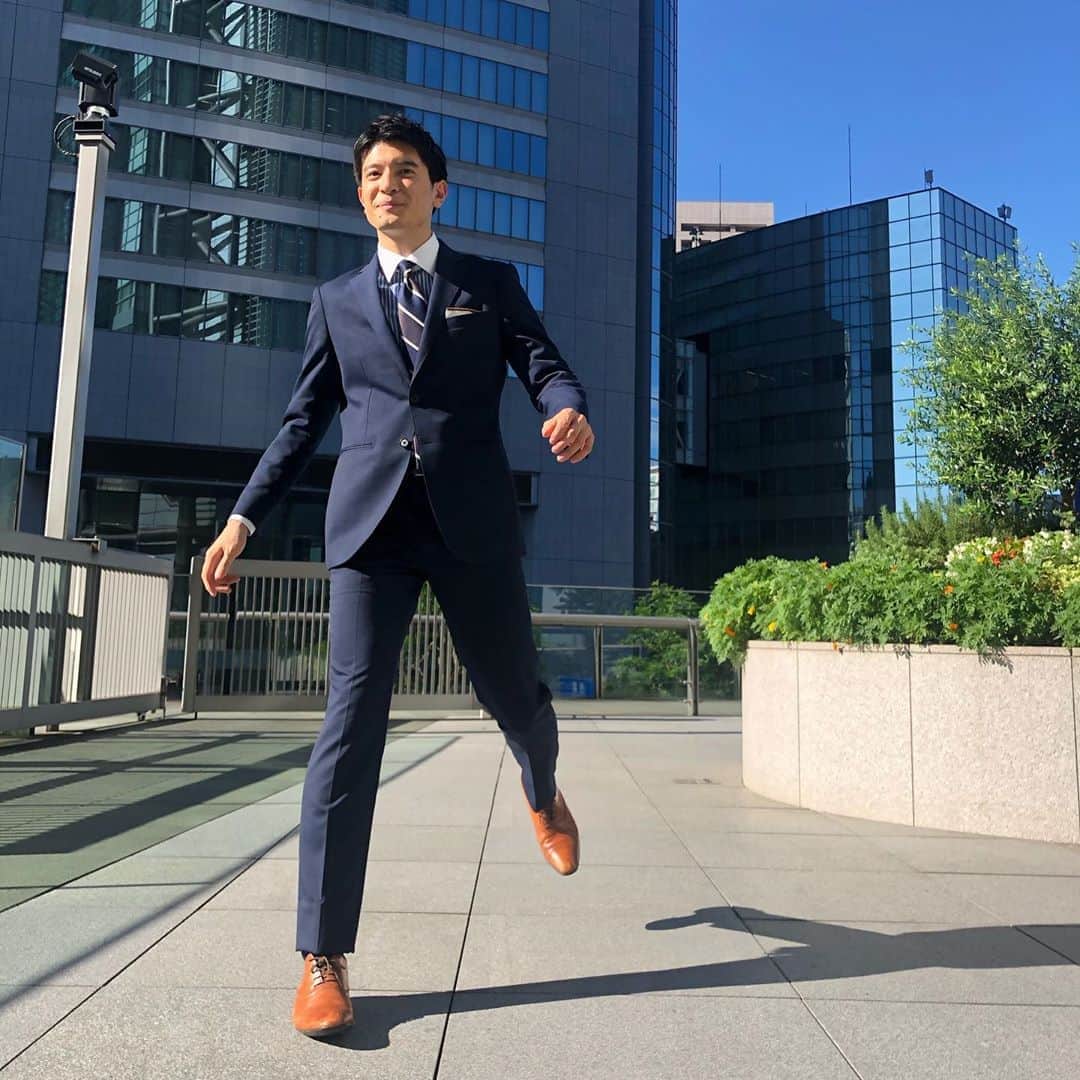 のインスタグラム：「, Instagramを始めました！  ZIP!公式YouTubeのコメント欄がとても面白くて、普段テレビを見て下さっている皆さんともっとお話ししたいと思ったからです🎸🥁🎮🏝🏀🥋  僕の事を知って頂きたいのはもちろんですが、それ以上に、皆さんの事を知るきっかけになったらと思っています🕺📽⛳️ よろしくお願いします！  #写真はZIP!放送後 #カメラマンは徳島アナ #オーダーのテンション高め #「ちょっと跳んでみてー☺️」 #ちょっと跳んでみて！？ #など言いながら撮ると #ちょっと浮いてて良い感じ #さすがです #レビテト #レビコーパス」