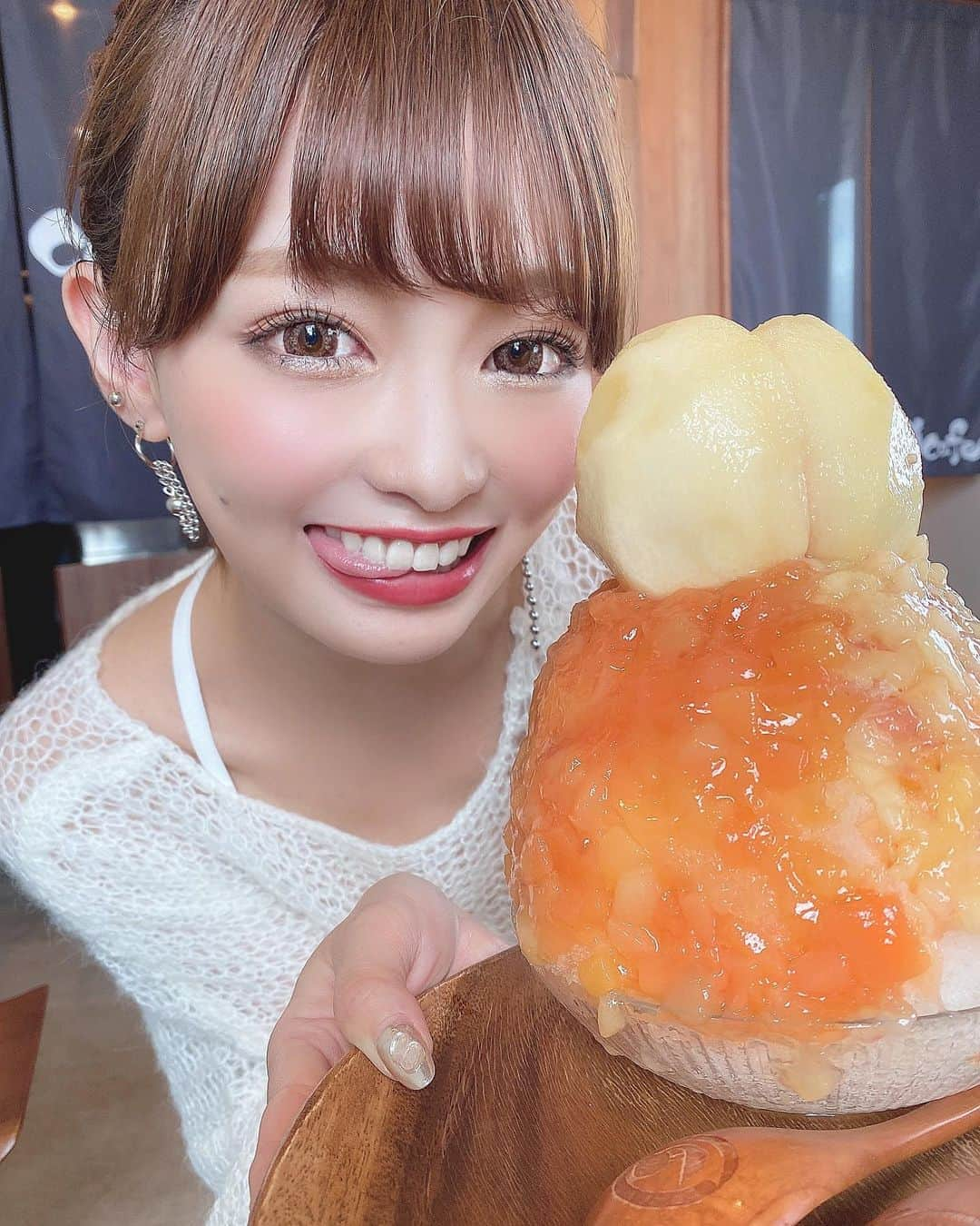 りなてぃさんのインスタグラム写真 - (りなてぃInstagram)「﻿ ﻿ ﻿ ﻿ ﻿ 選べずいっぱい載せる🙊何枚目がすき？🥺﻿ みんなの好み分かってきたのか﻿ 1枚目！って言ってもらえること増えてきた。（笑）﻿ ﻿ ﻿ ﻿ 皆さん昨日の先行発売ゲット出来ましたか？🥺💓﻿ ﻿ 📱待ち構えて待っててくれる﻿ みんなの姿想像するだけで、にやにやする。←﻿ ﻿ 在庫増やせるように掛け合ってるので﻿ もう少しお待ちを🙇🏻‍♂️💓﻿ ﻿ そして結構前だけど﻿ だいっっっすきな🍑を食べに行ったときの🤤💓﻿ ﻿ ヤバカッタ。。﻿ ﻿ 美味しすぎて🤦🏻‍♀️🤦🏻‍♀️🤦🏻‍♀️💭﻿ ﻿ 🚩愛知県岡崎市 ダカフェ﻿ ☑︎もも氷﻿ ☑︎ローマ帝国﻿ ☑︎フルーツサンド﻿ ﻿ おっきい桃🍑がそのままドンって乗ってて﻿ しかもかき氷の周りにもたくさんの桃が！！！﻿ こんな贅沢なことある🥺？？﻿  ﻿ そしてローマ帝国は﻿ チョコレートミルクタピオカ﻿ 生クリームとチョコチップ入り！！﻿ ﻿ あっま。って感じじゃなくて﻿ 結構するする飲めた🥤﻿ ﻿ ほんとうに美味しくて大満足でした🍑🍑﻿ ﻿ ﻿ ﻿ #カラコン #アイメイク #ラッシュリフト ﻿ #シルバーアクセサリー #デカ目メイク #コスメ ﻿ #コスメ好き  #自まつ毛メイク #りなてぃー﻿ #ダカフェ #岡崎カフェ #岡崎 #もも氷﻿ ﻿ ﻿ ﻿ ﻿」9月23日 20時37分 - rinatea_25