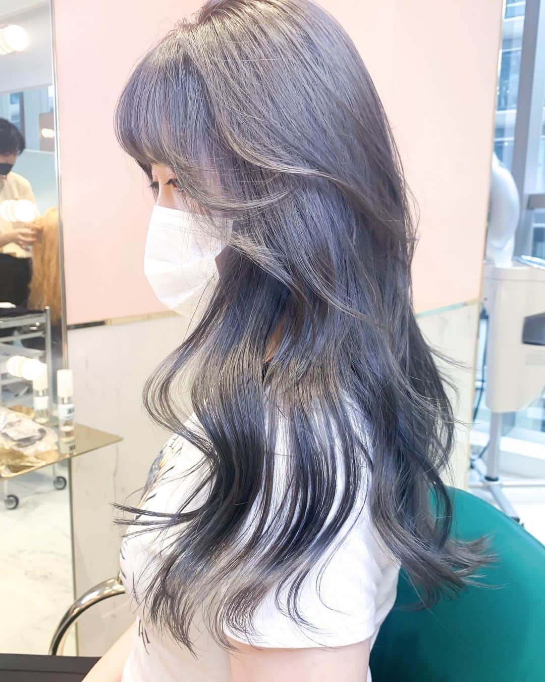 原涼香のインスタグラム：「秋の新色🤍 𝐍𝐮𝐝𝐞 𝐠𝐫𝐚𝐲 × Layer cut スモーキーないろがカワイイ❤︎ ㅤㅤㅤㅤㅤㅤㅤㅤㅤㅤㅤㅤㅤ」