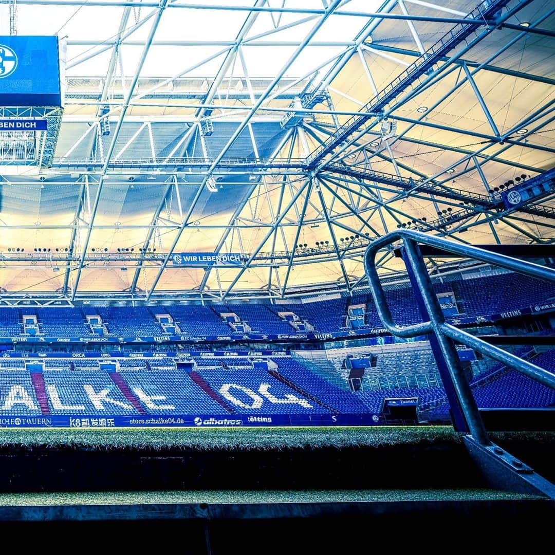 シャルケ04さんのインスタグラム写真 - (シャルケ04Instagram)「Diese Stufen. 📈 Dieses Stadion. 🏟 Diesen Samstag. 🗓 . . These stairs. 📈 This stadium. 🏟 This saturday. 🗓 . . #S04 #Schalke #Knappen #Königsblau #🔵⚪️ @veltins_arena #Bundesliga #S04SVW」9月23日 20時39分 - s04