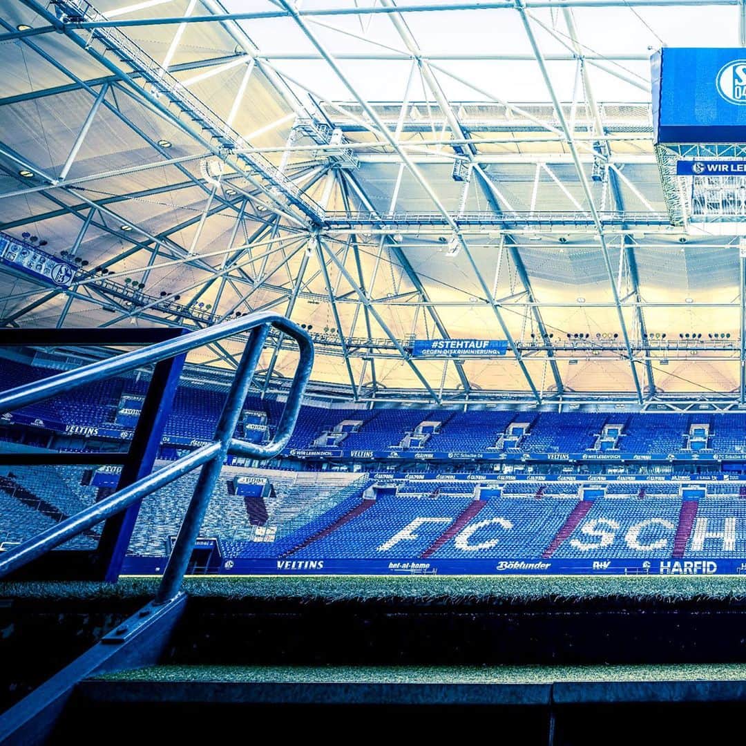 シャルケ04さんのインスタグラム写真 - (シャルケ04Instagram)「Diese Stufen. 📈 Dieses Stadion. 🏟 Diesen Samstag. 🗓 . . These stairs. 📈 This stadium. 🏟 This saturday. 🗓 . . #S04 #Schalke #Knappen #Königsblau #🔵⚪️ @veltins_arena #Bundesliga #S04SVW」9月23日 20時39分 - s04