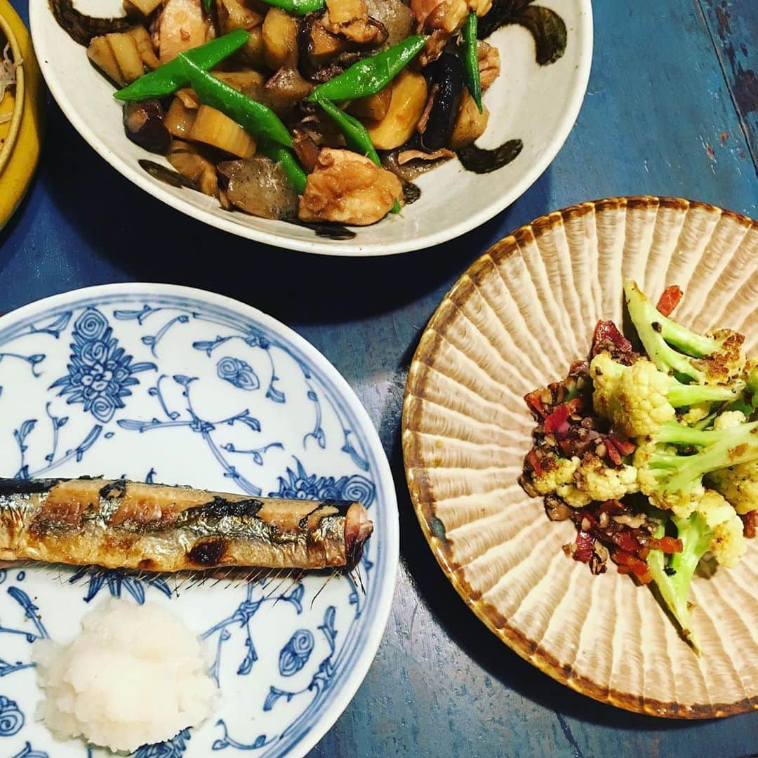井上荒野のインスタグラム：「今年初秋刀魚。細！と思ったけどおいしかった。筑前煮、スティックカリフラワーは茹でずに直炒めしてベーコンとキノコペーストで。」
