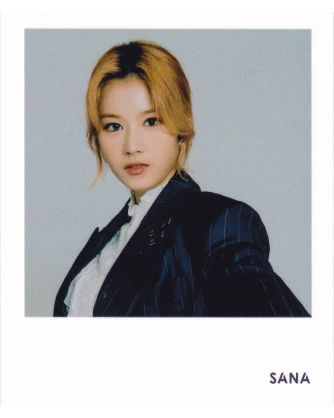 サナさんのインスタグラム写真 - (サナInstagram)「[SCAN] TWICE : World In A Day . Cr. Timetotwicee, njmsjmdct2 ーーーーーーーーーー Follow > @sana.twice.kr < . @twicetagram #TWICE#트와이스#ONCE#Sana#사나 #Nayeon#나연#Jeongyeon#정연#Momo#모모#Jihyo#지효#Mina#미나#Dahyun#다현#Chaeyoung#채영#Tzuyu#쯔위」9月23日 20時50分 - sana.twice.kr