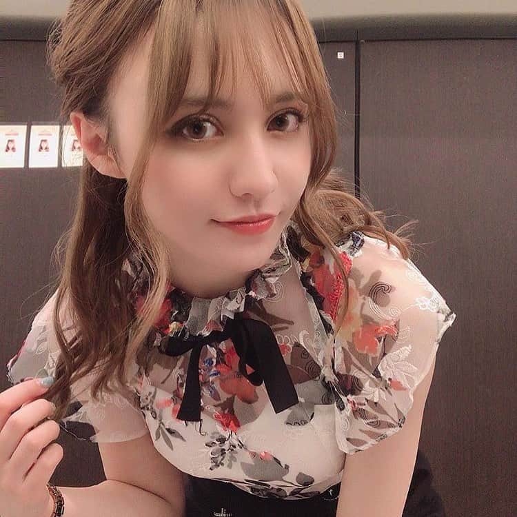 ニーナのインスタグラム：「出勤✨  ． #瀬川ニーナ#ニュークラ嬢#キャバ嬢 #ホステス#バルセロナ#すすきの#ピーアンドジェー#かわいい#綺麗#札幌美容室#ピアジェ#ハーフ#撮影#歌舞伎町#シャンパン#キャバ嬢ドレス#likeforlikes#l4l#followｍe#いいね返し#美人#ヘア#撮影#ヘアメイク#followforfollowback#バルセロナグループ」
