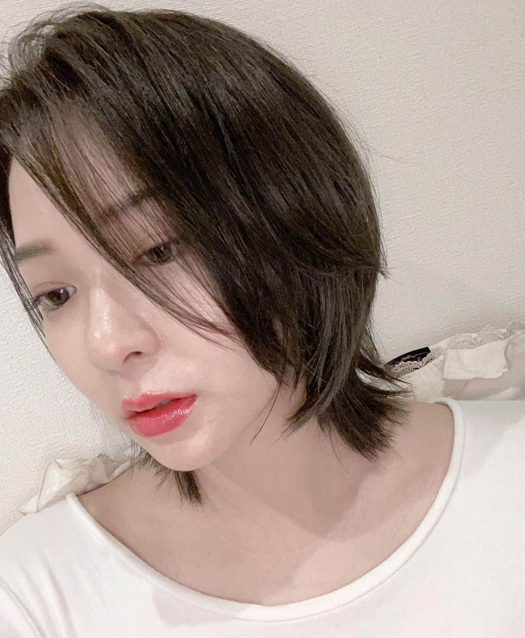 井咲アキさんのインスタグラム写真 - (井咲アキInstagram)「💇‍♀️  イメチェンしたよ！😘 レイヤー×オリーブベージュ💚 きれいな色に仕上げてもらった！ さすが宮原さん♡ ・ ・ ・ #ニューヘアカラー#イメチェン#秋色#大人女子 #ヘアカラー#ヘアカット#レイヤーカット #new#haircolor#haircut#layeredhaircut  #imagecange#autumn#autumncolors」9月23日 20時50分 - ak.i__o0