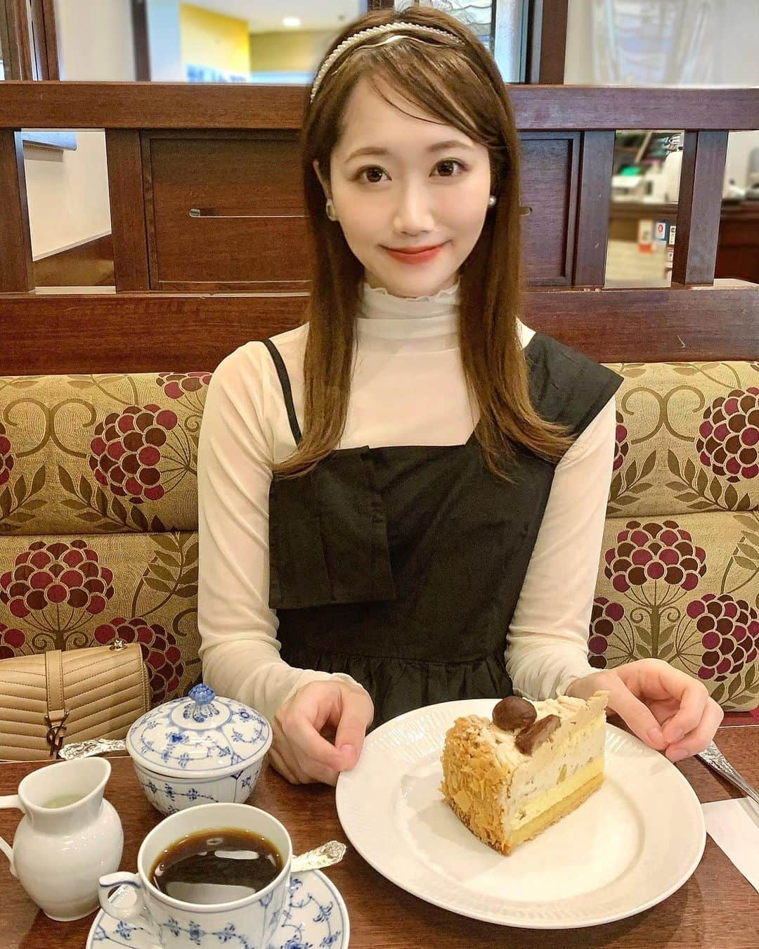 佐藤瀬奈さんのインスタグラム写真 - (佐藤瀬奈Instagram)「試写会の前に椿屋珈琲でお茶🍰♡ 昭和レトロな店内が落ち着く…☺️ モンブラン美味しかったなぁ🤤 秋だなぁ🍂⠀ ⠀ @unik_2018 のワンピース のアシンメトリーショルダーがすごく可愛くて気分上がってました🥰 ・ ・ ・ #椿屋珈琲店  #モンブラン #秋コーデ  #unik #lattice」9月23日 20時43分 - senapuu