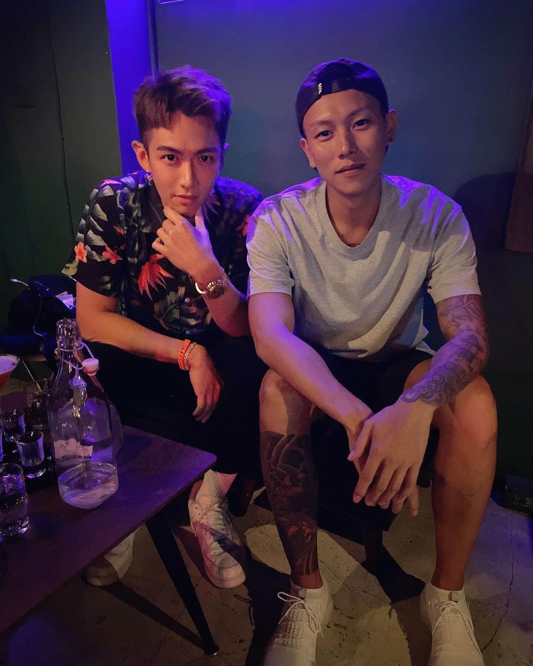 柯震東のインスタグラム：「來認真跟 @mjfceo 討教如何穿好花襯衫之術🙃🙃🙃  還有.... 很久沒更新了...大家都還好嗎😕😕😕」
