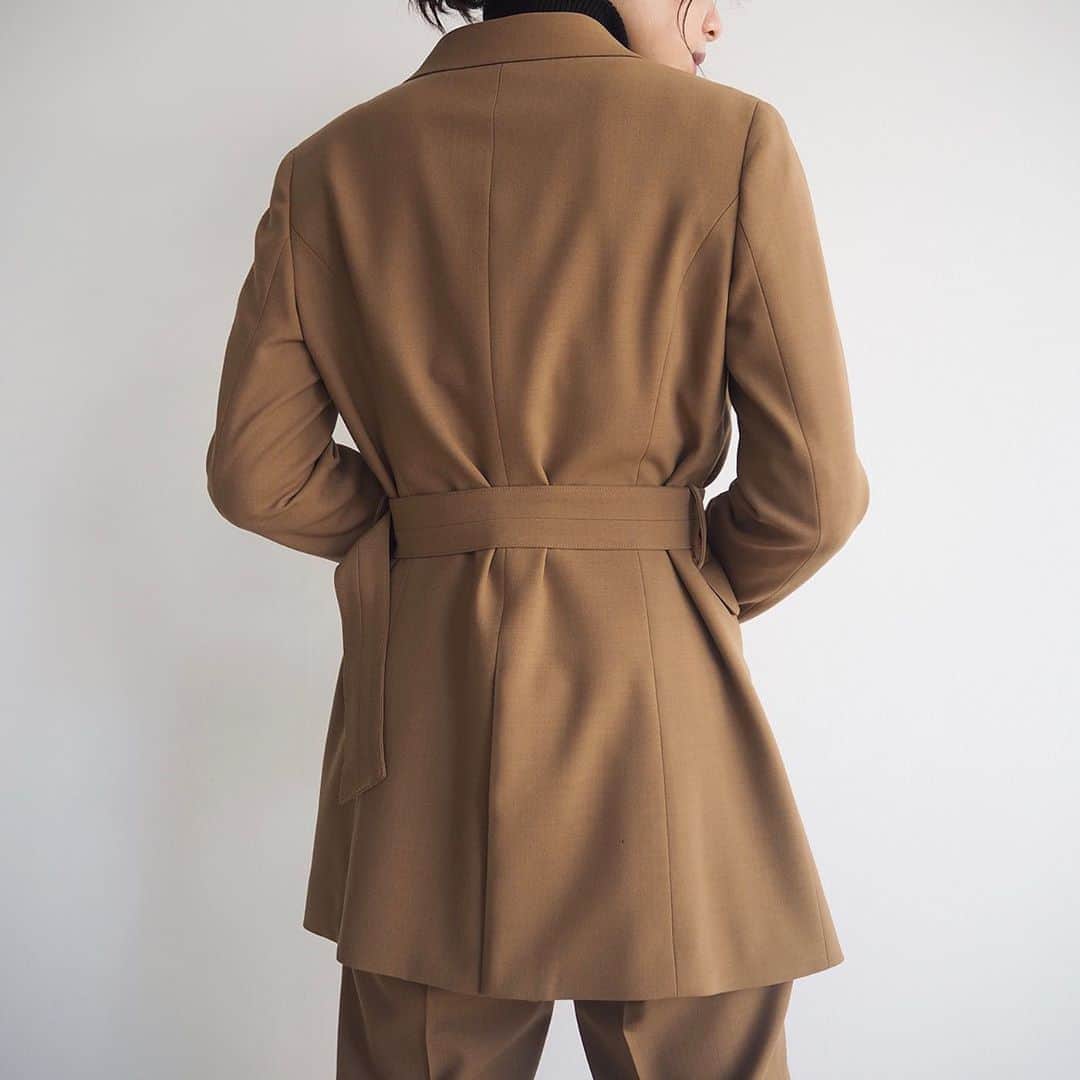 のインスタグラム：「. 『 Urban Retro Woman 』  この秋、新しいスタイリングとしてラブレスが提案するのは『Urban Retro Woman』。 都会的なマニッシュさに、どこかレトロな遊び心を。かっこいいのに気張らない、大人の余裕を感じさせるコレクション。  Jacket / @loveless___official Knit / @loveless___official Pants / @loveless___official Shoes / @loveless___official  画像をタップして頂くと商品をご覧いただけます。  #loveless #20aw  #newseason #newarrival  #ラブレス #ラブレスセレクト #urban #manish  #manishstyle #retrostyle」