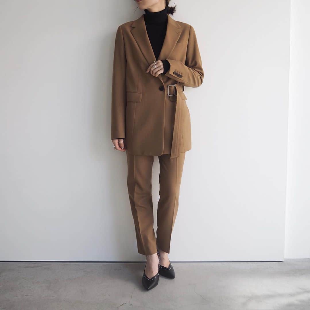 のインスタグラム：「. 『 Urban Retro Woman 』  この秋、新しいスタイリングとしてラブレスが提案するのは『Urban Retro Woman』。 都会的なマニッシュさに、どこかレトロな遊び心を。かっこいいのに気張らない、大人の余裕を感じさせるコレクション。  Jacket / @loveless___official Knit / @loveless___official Pants / @loveless___official Shoes / @loveless___official  画像をタップして頂くと商品をご覧いただけます。  #loveless #20aw  #newseason #newarrival  #ラブレス #ラブレスセレクト #urban #manish  #manishstyle #retrostyle」