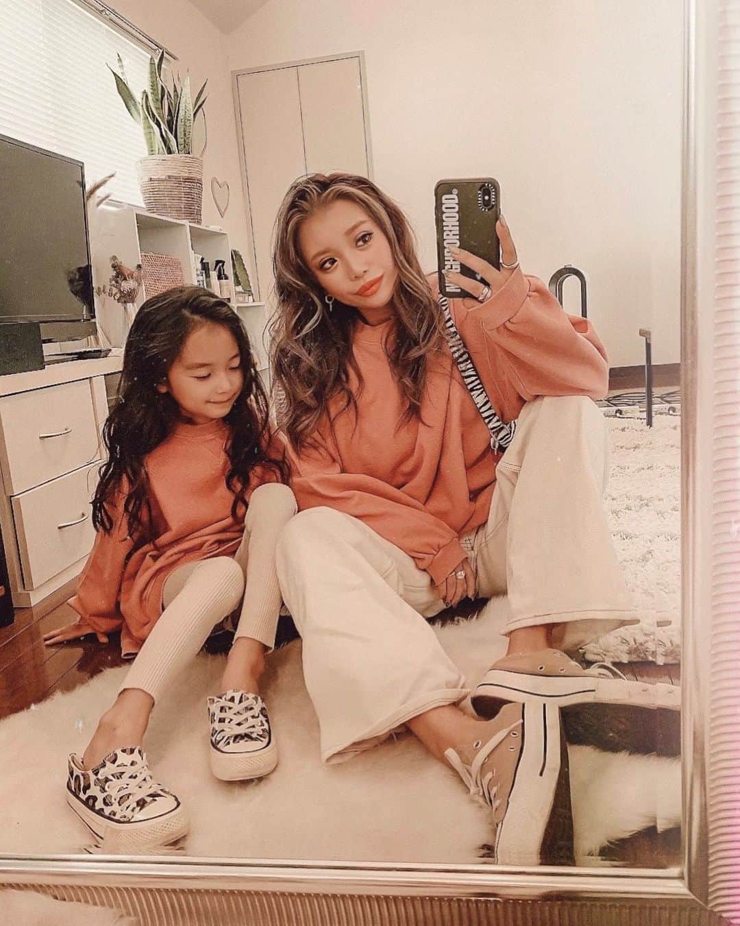 ✷kana✷のインスタグラム：「💗💗💗 . . 落ち着いたくすみピンクがかわいい だぼトレーナー （加工でオレンジぽくなったすみません） @white.baby.kids_official  私はキッズのいちばん大きめサイズで おそろい♡ 👧🏽のリブレギンスも同SHOPのだよ♡ . 今日の気温！涼しくてさいこうです！ 寒くならないでーー！ . #親子リンク」