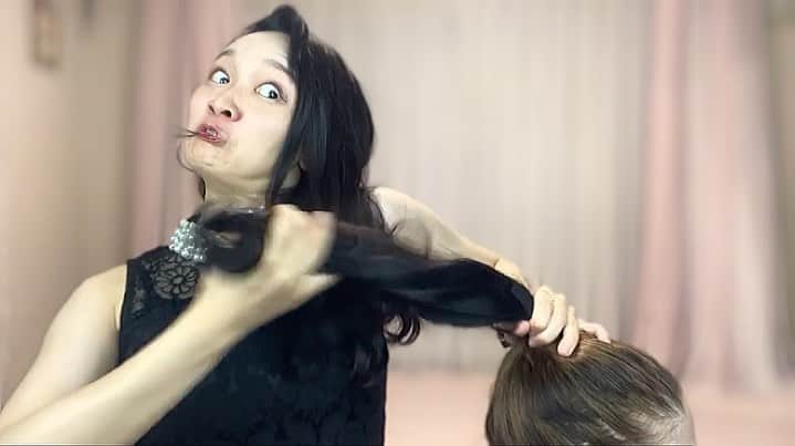 松浦景子さんのインスタグラム写真 - (松浦景子Instagram)「バレエ習ってる娘の髪の毛を命がけで結ぶステージママ  #バレエあるある  映像が気になる人は YouTube『けっけちゃんねる』へ！  バレエを支える全国の親御さんにはには感謝ですねほんとに  ーーーーーーーーーー  #バレリーナあるある #バレエダンサーあるある #細かすぎて伝わらないモノマネ #吉本新喜劇#吉本坂46 #松浦景子#松浦景子バレエ #クラシックバレエ #バレリーナ#バレエ#バレエダンサー #バレリーナ芸人 #バレエコンクール #バレエ大好き #あるある#バレエママ #ママあるある#金持ちあるある#バレエ発表会 #バレエレッスン #バレエおだんご #バレエお団子 #バレエシニョン #バレエシニヨン #母あるある#お母さんあるある#ステージママ#バズナマ #バズナイトナマー」9月23日 20時48分 - pinkpinks13