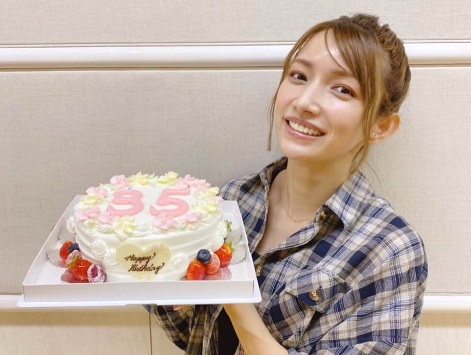 後藤真希さんのインスタグラム写真 - (後藤真希Instagram)「誕生日を迎えた今日♡ 35歳になりました！ 沢山のメッセージをありがとうございました♡ そして、今日はAKB48のみなさんとの合同リハでした！ 誕生日をお祝いしてくれました〜っっっ！！ とっても豪華な誕生日でした！ ありがとうございます♡  #誕生日 #AKB48の皆さん #35歳になっちまいました #私服じゃないよレッスン着 #現役アイドルに混ざってみた #ケーキが可愛い #テレ東音楽祭リハ」9月23日 20時48分 - goto_maki923