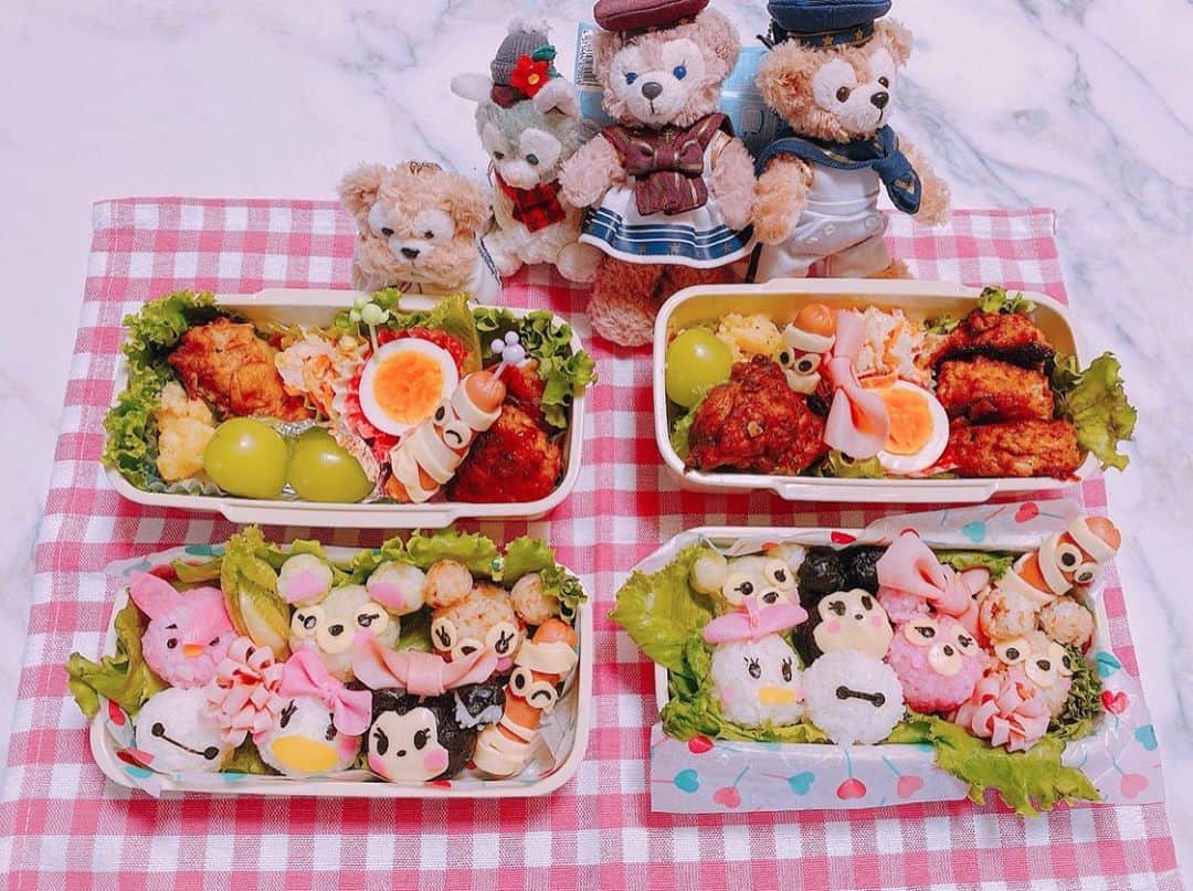 倉岡生夏のインスタグラム：「親子でキャラ弁作り⭐️ ・ ・ みなさん四連休は如何お過ごしでしたでしょうか？？ ・ 台風で雨模様ですが今週も頑張りましょうね〜❣️ ・  先日は、女の子のママが来てくださいました❣️ ・ ママ2人とも初めて！！ということで、親子で楽しくキャラ弁作り💓 最初は"難しい〜！！" と言ってたんですけど、途中から集中力MAX！！で "楽しい！かわいい〜" って作ってくださって嬉しくなりました💓 ・ ・ 我が家のぬいぐるみ達と遊んでくれてありがとう😊w  ・ ・ ありがとうございました💓  ・ ・ ・ @kina.ootd   #おうちディズニー  #キャラ弁  #キャラ弁部 #愛され料理 #可愛いお弁当作りたい部  #ディズニーツムツム  #ディズニー好きな人と繋がりたい  #キャラ弁初心者  #ディズニー弁当  #kyaraben  #disneygram  #japanesanime」