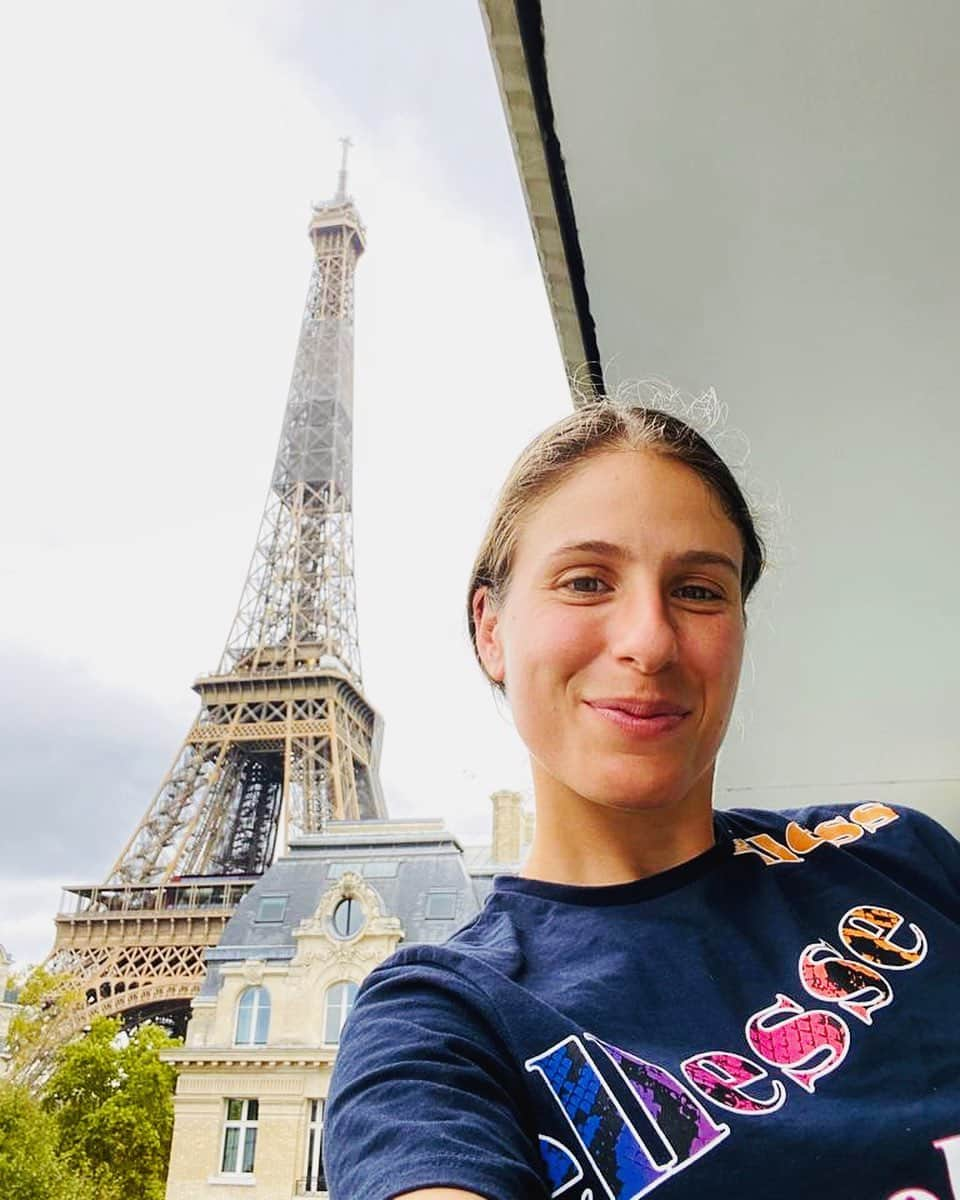 ジョアンナ・コンタのインスタグラム：「Bonjour Paris 🇫🇷 👋」