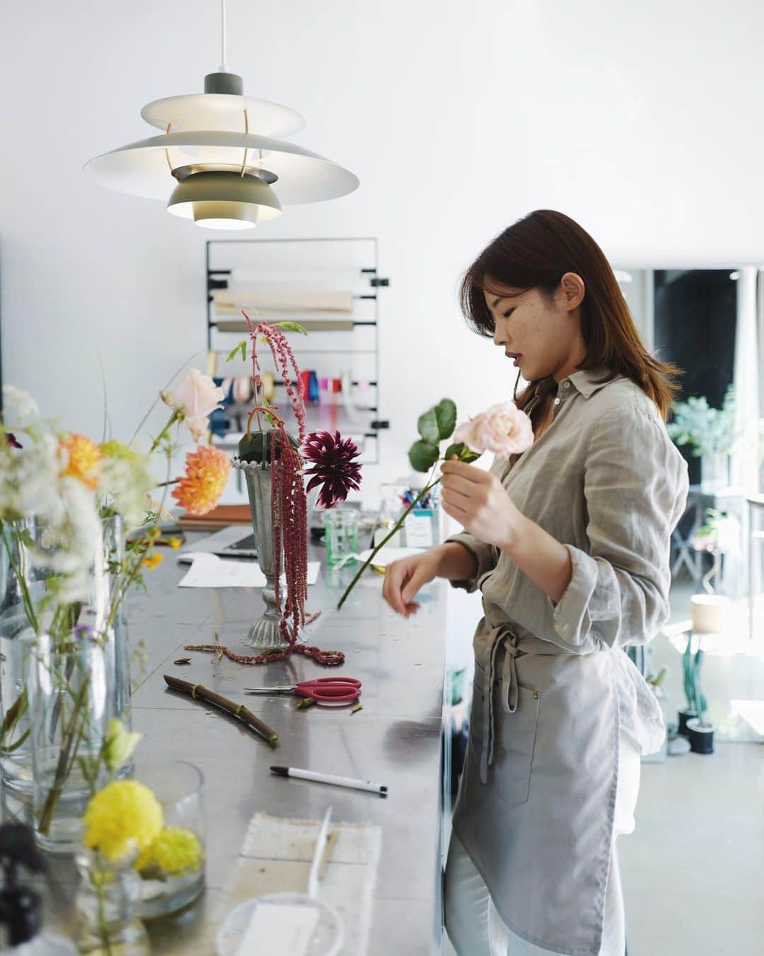 JF flower Shopさんのインスタグラム写真 - (JF flower ShopInstagram)「예쁜 선희🥰  Jf flower shop  . . . .#2020jfflowershop #jfflowershop #flower #florist #floral #flowerlesson #koreanflorist #flowerstagram  #koreanflower  #웨딩부케 #플로리스트 #플로리스트수업 #플라워레슨#핸드타이드  #범계플라워레슨 #안양웨딩 #플라워레슨 #꽃꽂이수업 #안양꽃집 #범계꽃집 #평촌꽃집 #과천꽃집 #인덕원꽃집 #동편마을꽃집 #포일동꽃집 #내손동꽃집  #의왕꽃집 #花#花艺设计」9月23日 20時52分 - jfflowershop