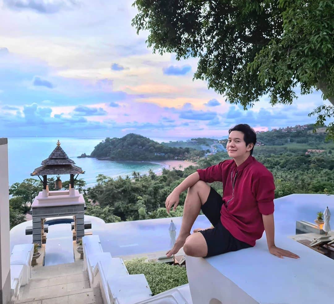 アイス・サランユーのインスタグラム：「เมื่อวานพระอาทิตย์ตก  แบบ cotton candy  วันนี้ ตกแบบ unicorn  @pimalaikohlanta  ฝาก like รูปก่อนหน้า เพื่อเป็นขวัญ กำลังใจ  #pimalai #pimalaikohlanta  #lanta  #krabi  #thailand  #เที่ยวทั่วไทยกับไอซ์ศรัณยู」