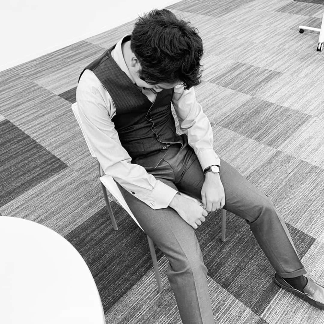飯田嘉太のインスタグラム：「🔥 新しいことに挑戦するのは楽しいですが エネルギーの消費がとてつもない💥 ・ ・ ドキュメンタリー番組のVTR搬入が終わった後📷  燃え尽きました(笑)  #石川テレビ #アナウンサー #飯田嘉太 #あしたのジョー 風写真 #もえつきたぜまっしろにな  でもでも明日はイイダスポーツやります‼ お楽しみに😆👍」