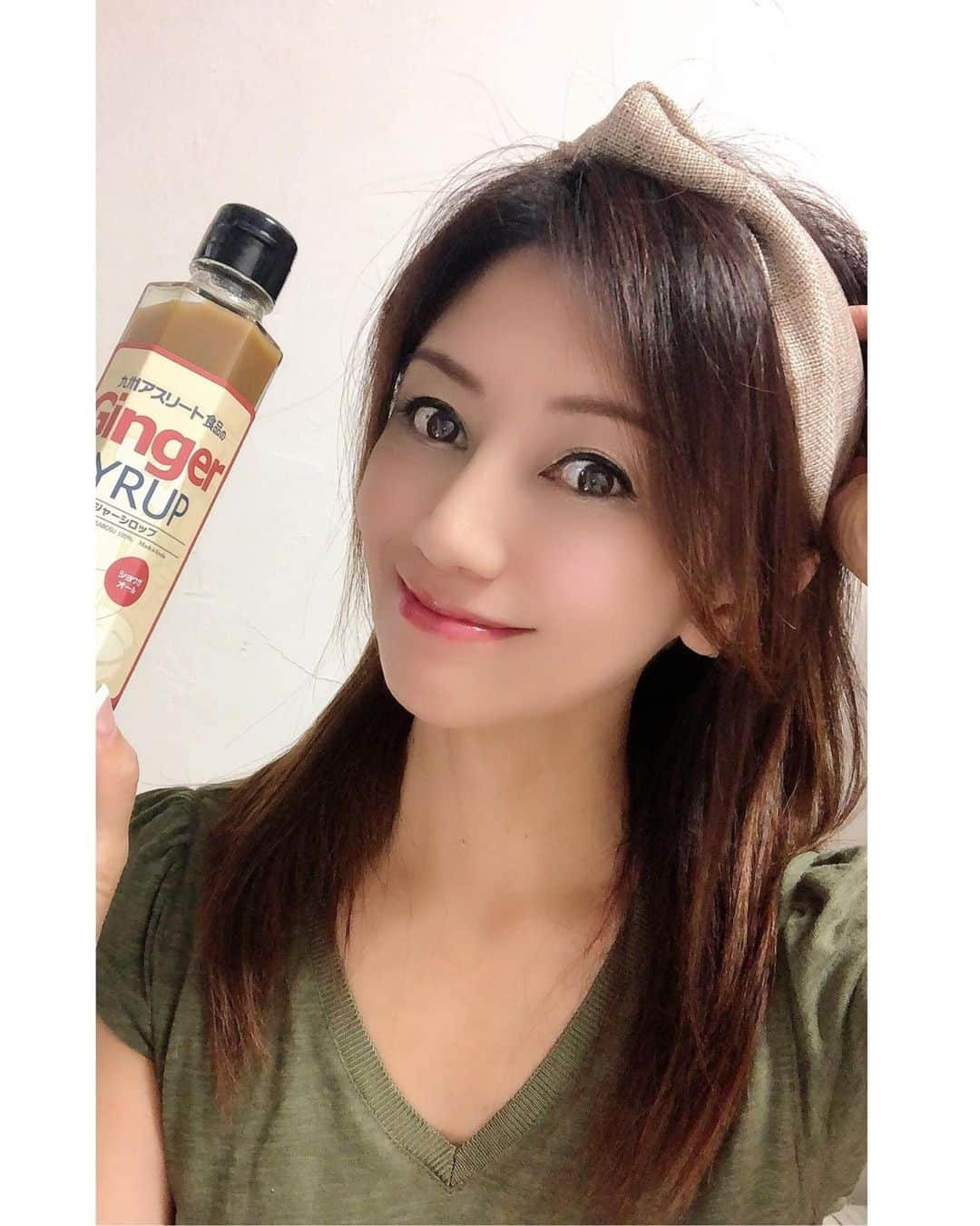 マキさんのインスタグラム写真 - (マキInstagram)「@kyushu_a_shokuhin_ginger  #九州アスリート食品 さんの 長崎県産 生姜シロップ‼️ 今、美容に詳しい人やモデルさん達の間で口コミで広がっているドリンクなんです😊 . なので、私も早速お試ししてみたよ👍 . 昔から、 生姜は身体をポカポカにしてくれて、健康にも良いとされてますよね‼️ 風邪を引いた時もよく生姜湯を飲んでたなあ。  ・ 生姜の主な【成分】は、 「ショウカ゛オール」「シ゛ンケ゛ロール」という 2つの成分なんですよ😊 ・ ・ 冷えにくい人は、体内の戦う力があり良いと言われてますよね‼️ でも、冷えると体の中の循環、戦う力が弱くなるんですって💦 しかも循環力が弱いと、体はすぐに反応してしまうんです💦 ・ 生姜の良い成分がたっぷり入ったこのドリンクを、私は寝る前と朝に飲んで一日を元気に健康に過ごしてるよ👍 やっぱり体は、内側から良い状態にしたいよね！ ・ 濃縮タイプを薄めて飲むんだけどさっぱりして飲みやすい😊 ・ 毎日飲む事で、しっかりと内側からポカポカして良い睡眠にも繋がり、朝スッキリと目覚めが良くなったよ👍 .  特に、女性は冷えやすい方が多いので、本当にお勧め‼️ これから、寒くなる季節なので是非お試ししてみてね ・ @kyushu_a_shokuhin_ginger  #九州アスリート食品 #長崎県産生姜シロップ . 初回は、なんと４０円で購入できちゃうから、試す価値ありです‼️  ・  #九州アスリート食品 #生姜シロップ #pr #ジンジャーシロップ #無添加 #インナービューティー #エイジングケア #おこもり美容 #温活　 #アラフィフ #冷え対策#身体ポカポカ#アラフィフ#アラフィフ女子#体内の戦う力上げる#健康美#美容好きな人と繋がりたい#健康が一番」9月23日 20時57分 - maki_s0205