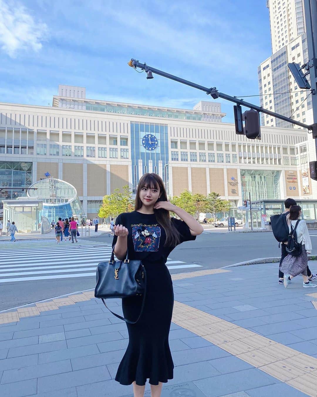 RIKAのインスタグラム：「Sapporo🗾🍜😸 ミッキーYSL👕かわいい」