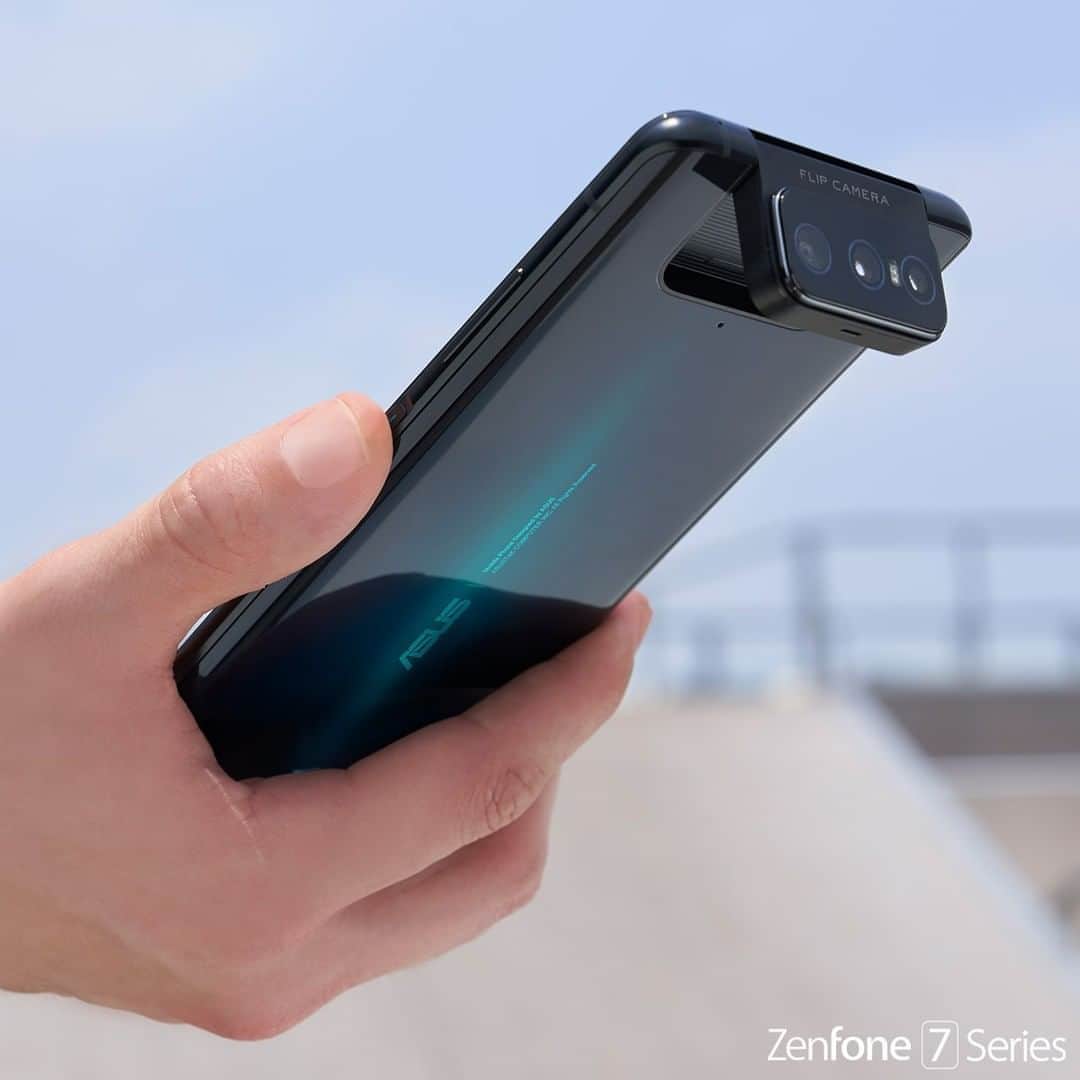 ASUSさんのインスタグラム写真 - (ASUSInstagram)「This is what it’s like to hold freedom in your hand.   #ZenFone7 #DefyOrdinary #FlipCamera」9月23日 21時00分 - asus