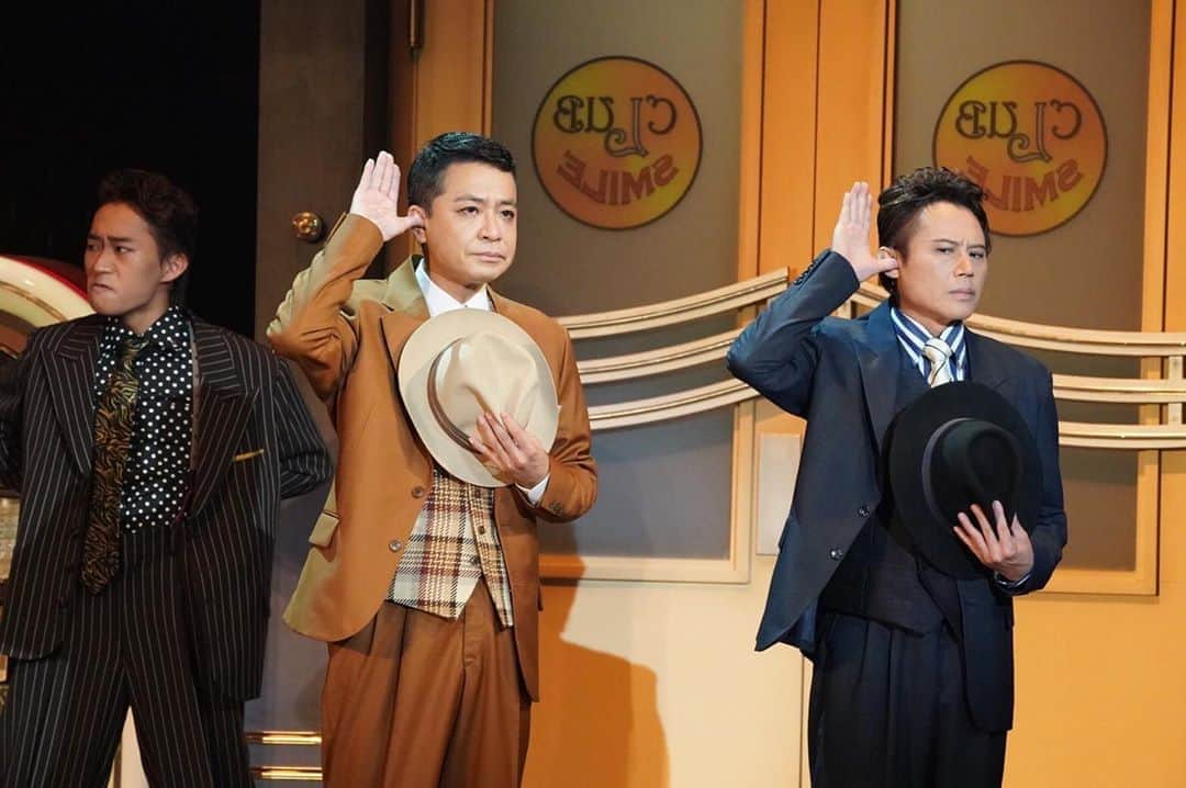 中山秀征さんのインスタグラム写真 - (中山秀征Instagram)「GangShowman5日目ありがとうございました‼️  ゴーストの力で、盗み聞き☎︎👻  明日も昼公演、お待ちしております！  #GangShowman #シアタークリエ  東宝ミュージカルコメディ 「GangShowman」 公演期間:9/18(金)〜10/3(土) 場所:日比谷シアタークリエ  チケット一般発売中 https://stage.toho-navi.com/general/calendar.html?showID=0220092  ＼LIVE映像配信決定🕺💃🕶️／ Gang Showman千穐楽１０月３日（土）１２：３０公演の有料LIVE映像配信が決定致しました❗️(１週間のアーカイブ配信あり)  視聴券ご購入はこちら▽ eplus.jp/gangshowman-st/」9月23日 21時01分 - hidechan0731