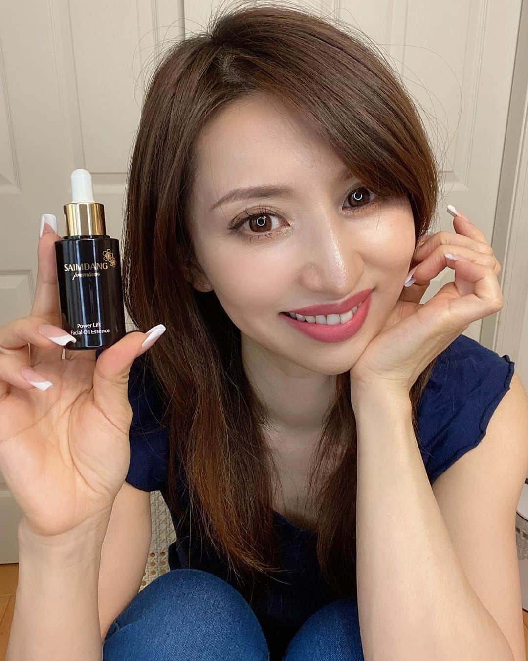 のインスタグラム：「♡_  こんばんは🌙  私のスキンケアにはオイルが欠かせないんだけど 特に美容液との2層式タイプが大好きです♡  公式アンバサダーをさせて頂いている 「QVC」 @qvc_japan で理想のものを見つけたの♡  韓国の「サイムダン化粧品」と「IKKOさん」とのコラボ美容液 『サイムダン プレミアム パワーリフト イデベノンオイル』  国内美容業界でも大注目で 米国皮膚科学誌にも掲載された抗酸化美容成分 「イデベノン」を高配合。  オイルの油性成分層と美容液の水性成分層の2層式タイプで 使う前に振って混ぜることで お肌に水分と油分を同時に届けてくれるの。  お肌に乗せるとスーッと馴染んで浸透力が抜群！ オイルがピタッと密着してしっかり保湿するのに ベタつかない。  これからの季節に乾燥知らずで過ごせそうです♬  ほんのり香るオリエンタルアロマの香りもいい匂い♡  9/25の発売日には 『サイムダン プレミアム パワーリフト イデベノンオイル』2本＋化粧水20mlのスペシャルセットが 特別価格になるので是非チェックしてみて下さいね♡  #qvcジャパン #qvc #qvcアンバサダー #サイムダンプレミアム #qvcjp #美容オイル #美容液 #q_for_her #美肌 #コスメ好き #コスメ好きさんと繋がりたい #スキンケア #美容動画 #動画 #ig美容部 #アラフィフ #アラフィフママ #自撮り女子 #大人女子 #美容好きな人と繋がりたい #美魔女 #ミセスモデル #読者モデル #アラフィー #jマダムのおしゃれ #美容モデル」