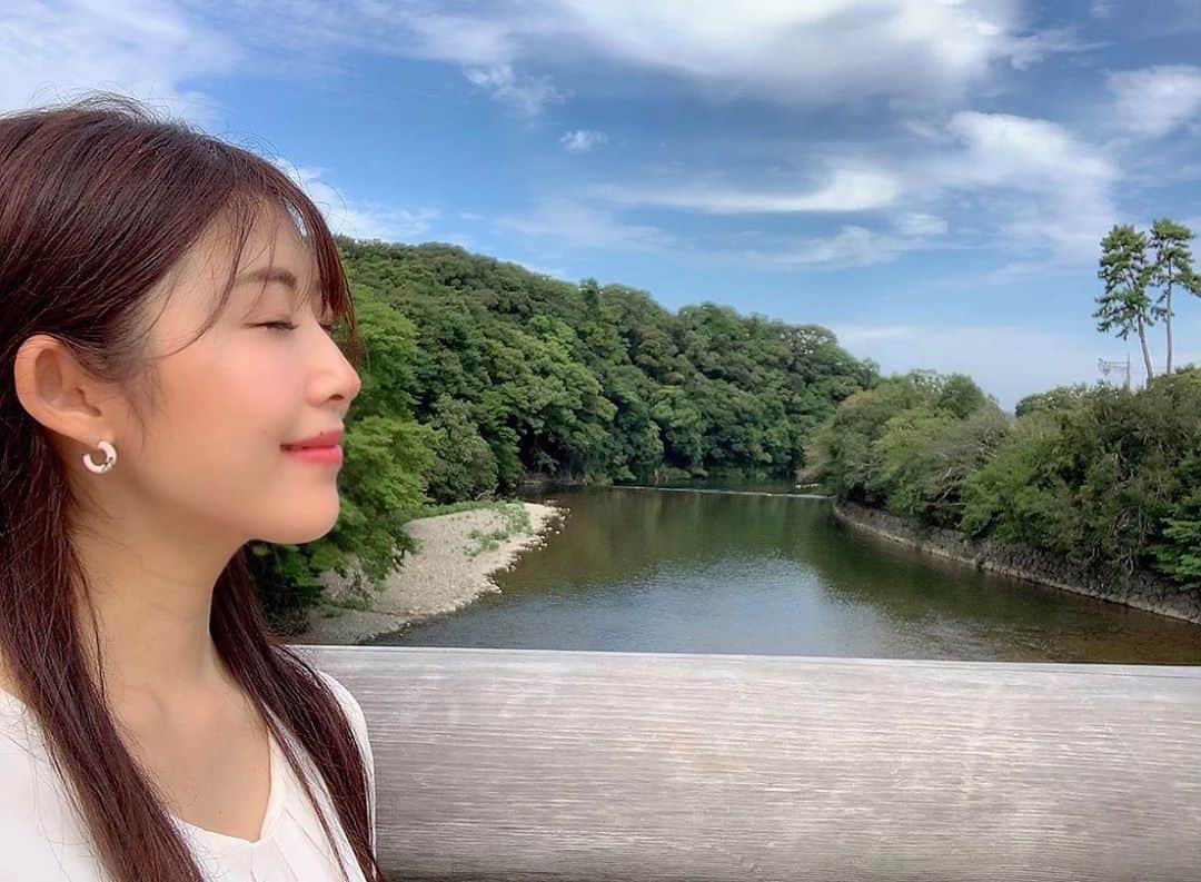 のインスタグラム：「伊勢神宮内宮の五十鈴川✨ 神話にも登場する身を清めてくれる川 心の洗濯🥰✨ 空も綺麗に感じるよね♡  #伊勢神宮#お伊勢参り#パワースポット #神社#神主#神職#パワースポット巡り #パワースポット神社  #神社好き#神社巡り#神社好きな人と繋がりたい #寺社仏閣#着物#女性神職 #神主アイドル #japaneseculture  #shrine #jinjya #tokyo #kimono #lovejapan #기모노 #instajapan  #followmeplease」