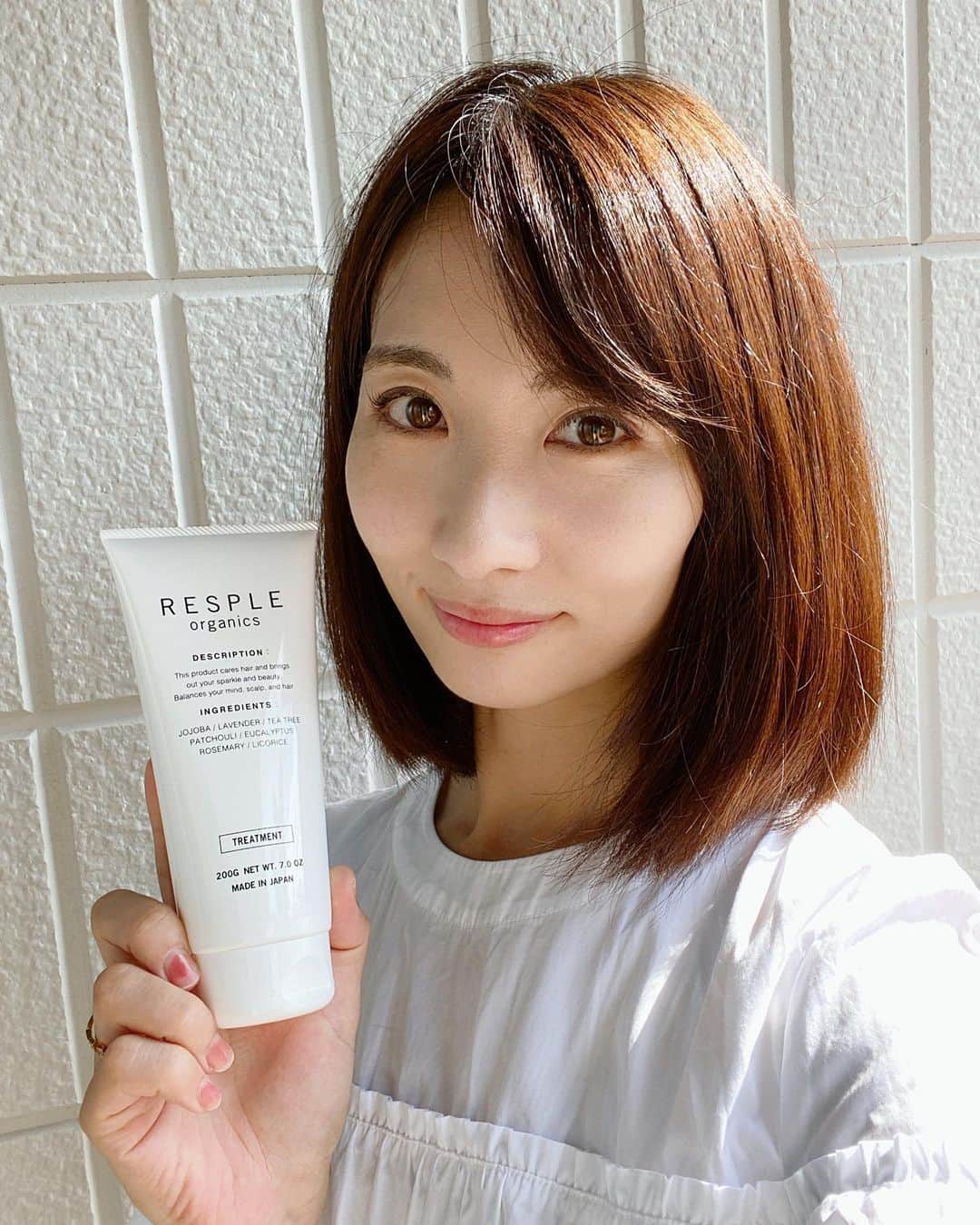 吉田早織のインスタグラム：「・﻿ シャンプーを長年愛用している《resple organics》からトリートメントが発売されました✨﻿ ﻿ ﻿ シャンプーは初めて使った時、本当に髪がさらさらになって感動したのを覚えています☺️﻿ ﻿ ﻿ トリートメントも出たら良いな〜と思っていたのでとっても嬉しい🙌💕﻿ ﻿ ﻿ ﻿ レスプルは『目覚める肌育・輝く髪育』﻿ をコンセプトに作られたエイジングケアプロダクト。﻿ ﻿ ﻿ 全然された有効成分には抗炎症効果や高い毛髪補修作用、保湿力があるそうです。﻿ その中でもゴールドホホバオイルは世界基準の様々な有機認証[USDA・ヨーロッパBIOオーガニック・イスラエルオーガニック]を取得した超高品質なオイル✨﻿ ﻿ ﻿ トリートメントを使ったら、紫外線のダメージでパサついていた髪がしっとりまとまりやすくなりました✨﻿ ﻿ ﻿ トリートメントをよくすすぐと軽めの仕上がり、軽くすすぐと重めの仕上がりに。﻿ 仕上がりを調整できるのも嬉しいポイントです💓﻿ ﻿ ﻿ ﻿ ﻿ ﻿ ﻿ #レスプル #respleorganics #トリートメント #haircare #ヘアケア #シャンプー」