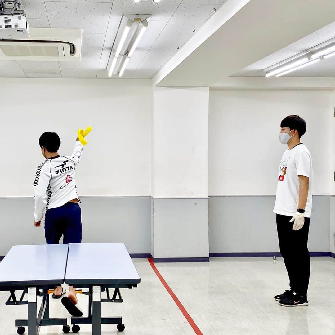 東京スポーツ・レクリエーション専門学校さんのインスタグラム写真 - (東京スポーツ・レクリエーション専門学校Instagram)「＼ AT実技試験 ／ 今晩もアスレティックトレーナー 実技試験に向け、 対策のための練習用教室には卒業生の姿⚽️ ・ すでに合格した同期の学生も集まり、問題を確認しながら 実際のテスト形式にシミュレーションを重ね 同期や専任教員にコメントをもらいながら 直前対策を行っていました🌾 ・ 改めて人前で実践することで、テストの際の ポイントなども復習になりますね💪 ・ チーム20年卒で力を合わせて、最後まで戦おう！ （つくばで頑張っている彼も共に🤝） ・ 試験まであと3日📆 ・ 残りわずかな時間ですが 試験対策にぜひ活用ください！ ・ 明日・明後日はすでに利用予約があるので 直前の申請でも承れます⌛️😊 ・ #TSRトレーナー #AT試験 #アスレティックトレーナー #スポーツトレーナー #フィジカルトレーナー  #東京スポーツレクリエーション専門学校 #卒業生を応援 #卒業生サポート  #実技試験対策 #AT実技試験 #AT実技試験対策 #オンライン授業  #アスレティックリハビリテーション #アスレティックトレーニング #1人でも多くの笑顔のために  #全国トップ　 #合格者数全国第1位 #合格への道のり」9月23日 21時07分 - jikeitsr