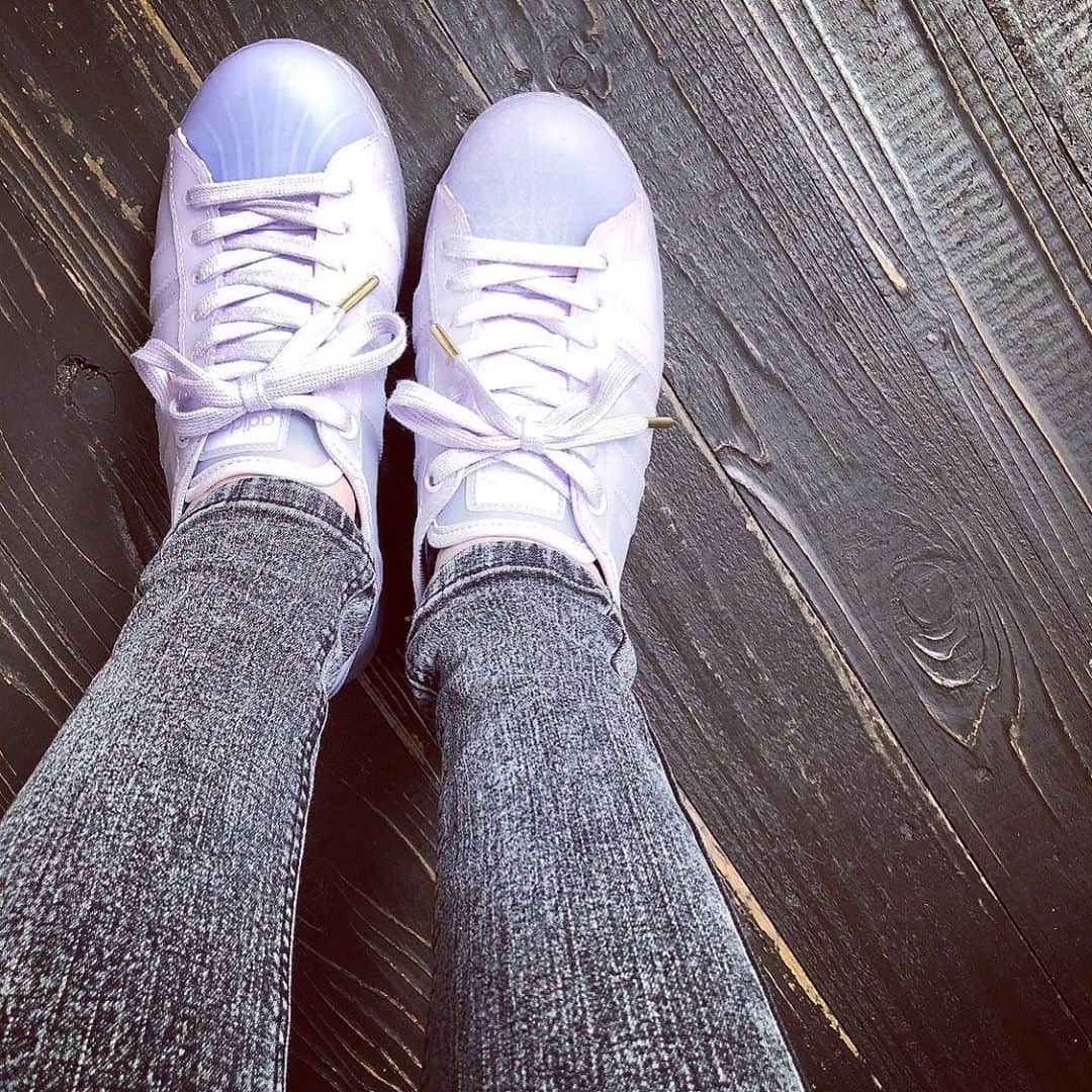 のインスタグラム：「﻿ 天気が読めない日に履くやつ👟﻿ ﻿ I wear it when the weather is unpredictable👟﻿ ﻿ ﻿ #スニーカー﻿ #普段﻿ #ヒールのある靴は﻿ #あんまり履かない」