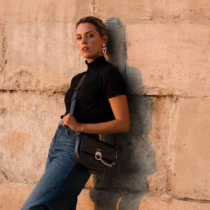 フルラのインスタグラム：「@maggiecivantos finds the elegant arch of the new Furla Miss Mimi in the bag's curved shape, its crossbody strap and the shining chain.   #furlaopeningparty #thefurlasociety #furlafeeling #newcollection #furla #accessories #fashion」