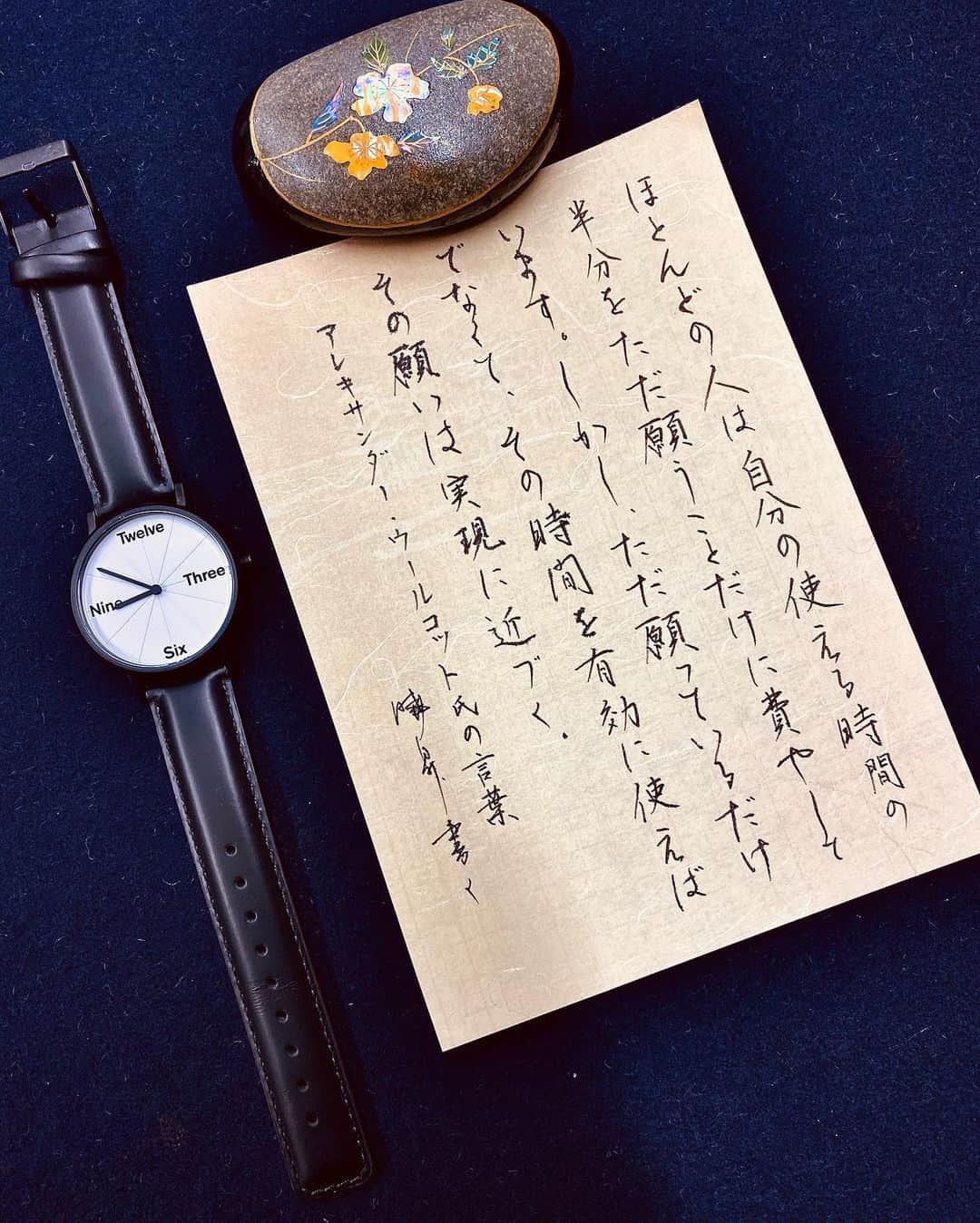 鈴木暁昇のインスタグラム：「* ◆ウールコットの言葉 * なるほどと思う言葉。 * 行動しなさいとのこと、分かるが、なかなか出来ない言葉でもある。 * * *** *** *** *** *** *** *** *** * ⌚️日本初上陸の腕時計ブランド⌚️「LARSEN & ERIKSEN」ご紹介 * B:MING by BEAMS様限定発売の【NUMBERS】シリーズのNUMBER3 * すべてのアイテムにシリアルナンバーが刻印されていてシンプルでオシャレな時計です。 * LARSEN & ERIKSENの時計を実際にお手に取って身に付けて頂けたらと思います。 * ☞こちらより公式Instagramアカウントに飛べます @larseneriksen_jp * ※取り扱い店舗 <B:MING by BEAMS> ✔︎ららぽーとTOKYO-BAY店 ✔︎横浜ポルタ店 ✔︎SAKURA MACHI 熊本店 ✔︎新静岡セノバ店 ✔︎ルクア イーレ店)<B:MING by BEAMS> ✔︎公式オンラインストア 8/22(金)より発売してます。 ※NUMBERSは<B:MING by BEAMS>のみでの取扱い。 * #ラーセンアンドエリクセン #larsenanderiksen #larseneriksen #腕時計 #時計 #手元俱楽部 #北欧  #デンマーク発」
