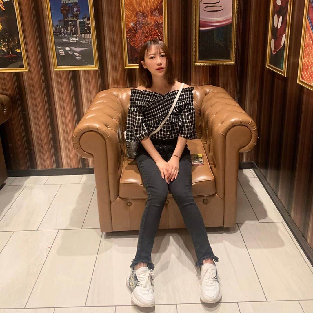 塚本美玲のインスタグラム：「大人しくお座り」