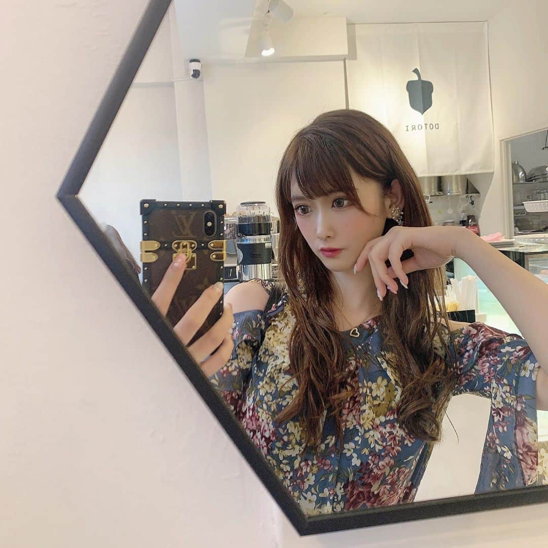 ゆうめろさんのインスタグラム写真 - (ゆうめろInstagram)「・ ・ 花の形をしたミルクティー味が美味しかった🍼♡ もっと他の味も食べてみたいな〜！ みんなは何味のマカロンが好き🥰？？ ・ #dotorimacaron #代官山カフェ」9月23日 21時12分 - yk.o0